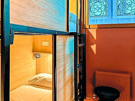 Bed in Mixed Dormitory Room with Private Bathroom - Chapel Experience - Pews