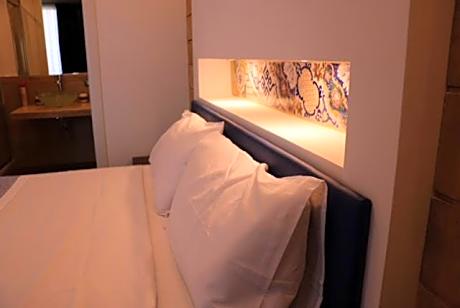 1 King Bed, Balcony