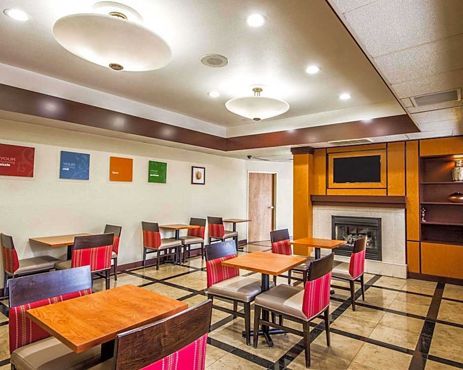 Comfort Inn & Suites Oakland