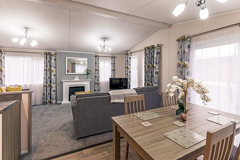 Woodpecker Lodge with Hot Tub