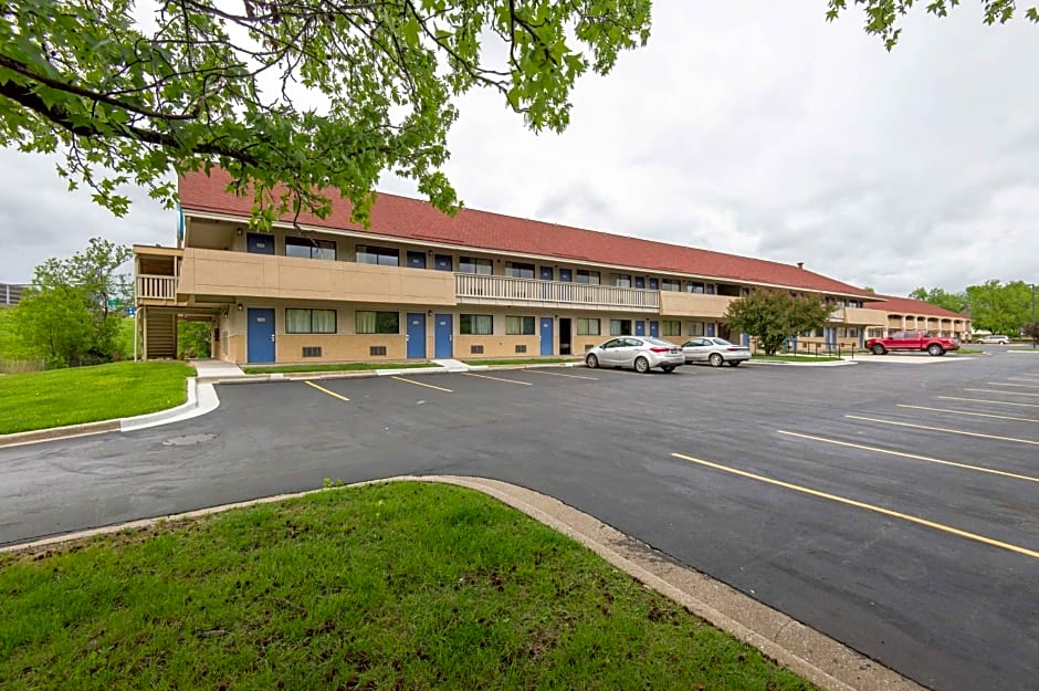 Motel 6-Overland Park, KS