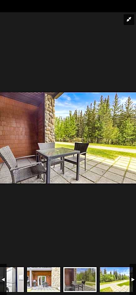 Canmore Mountain Retreat. Hot Tub, Pool, King Bed!