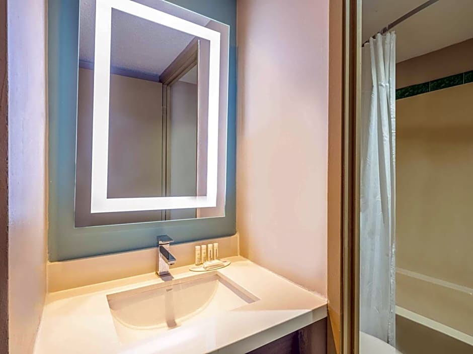 Super 8 by Wyndham Toronto East ON