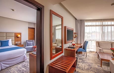 Suite - 1 King Bed 57Sqm Free Wifi Living Room Balcony