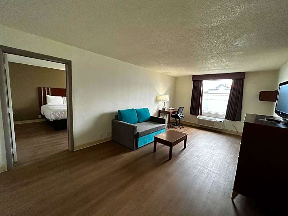 Econo Lodge Inn & Suites