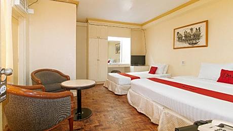 RedDoorz @ Tondaligan Beach Hotel