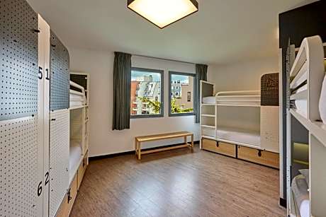 Single Bed in 10-Bed Dormitory Room with Paris View