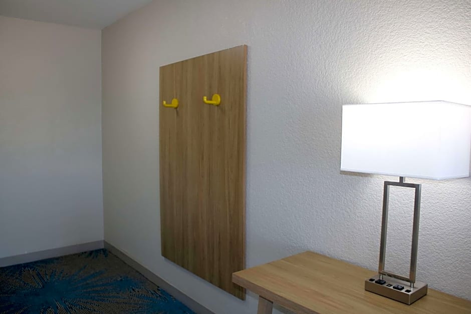 Days Inn by Wyndham Waco University Area