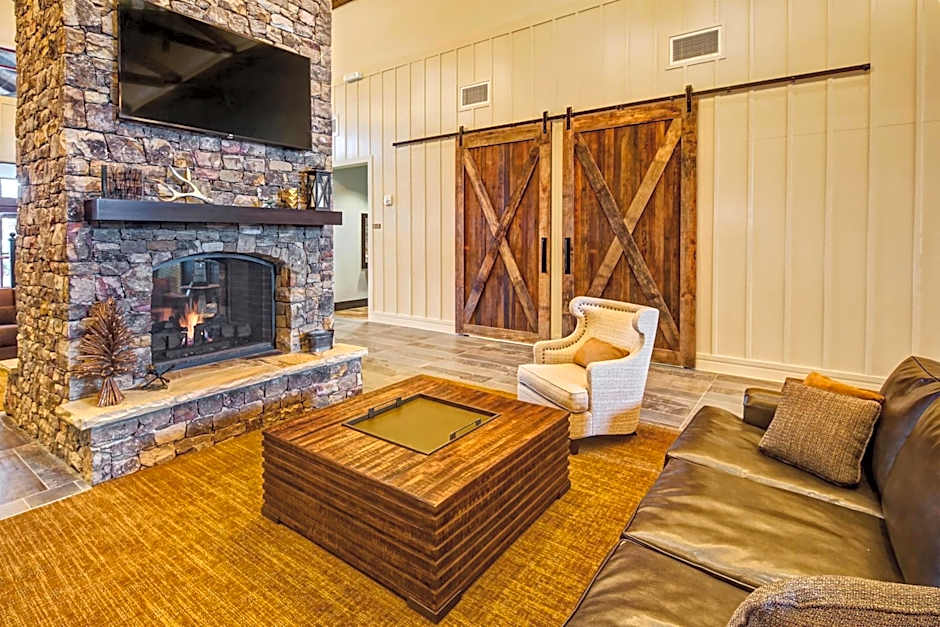 Black Fox Lodge Pigeon Forge, Tapestry Collection by Hilton