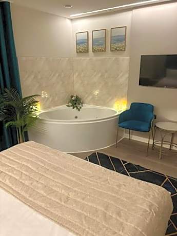 Double Studio with Jacuzzi (Lower Ground floor)