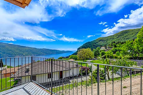 One-Bedroom Apartment with Panoramic Lake View
