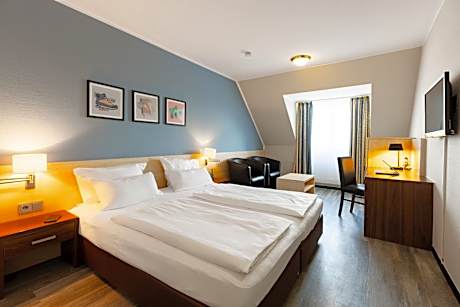 Standard Twin Room with River View and Balcony