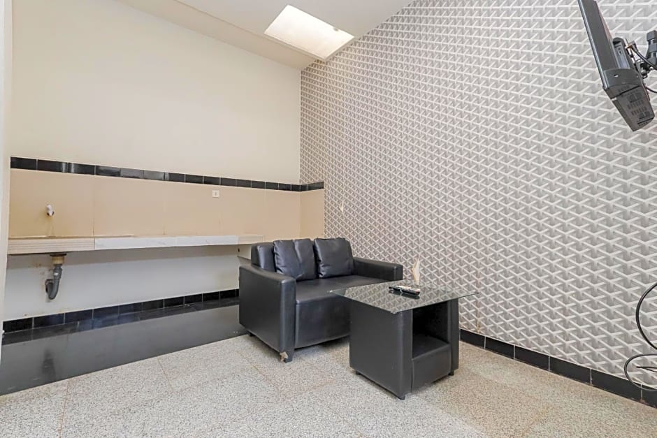 RedDoorz Syariah near Green Park Jatiwarna