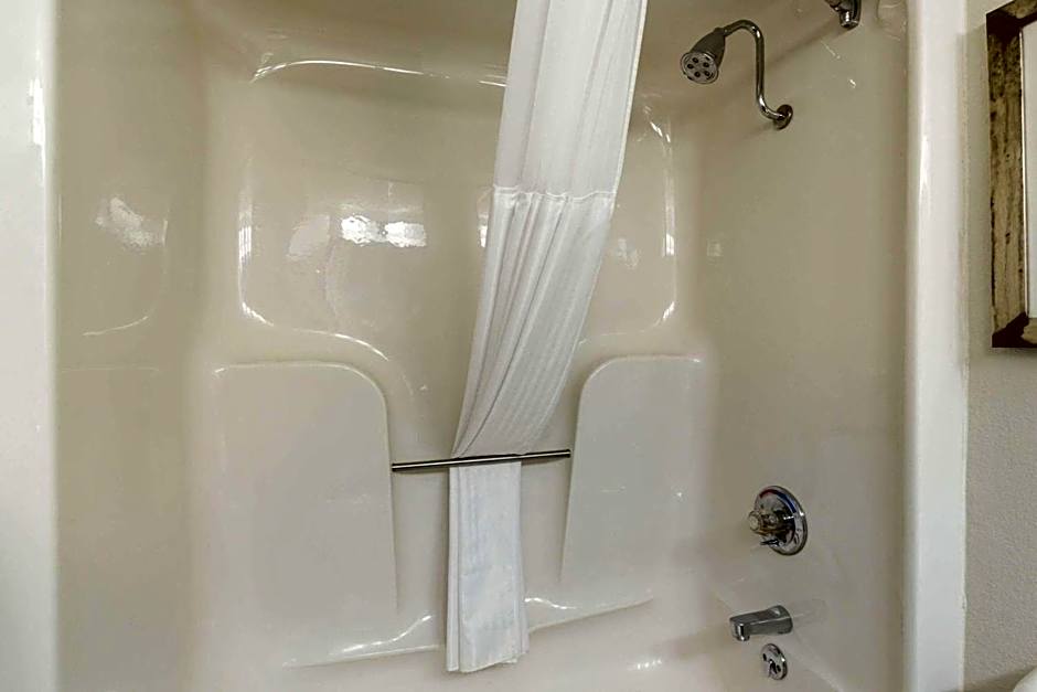 Clarion Pointe Richmond North Near University