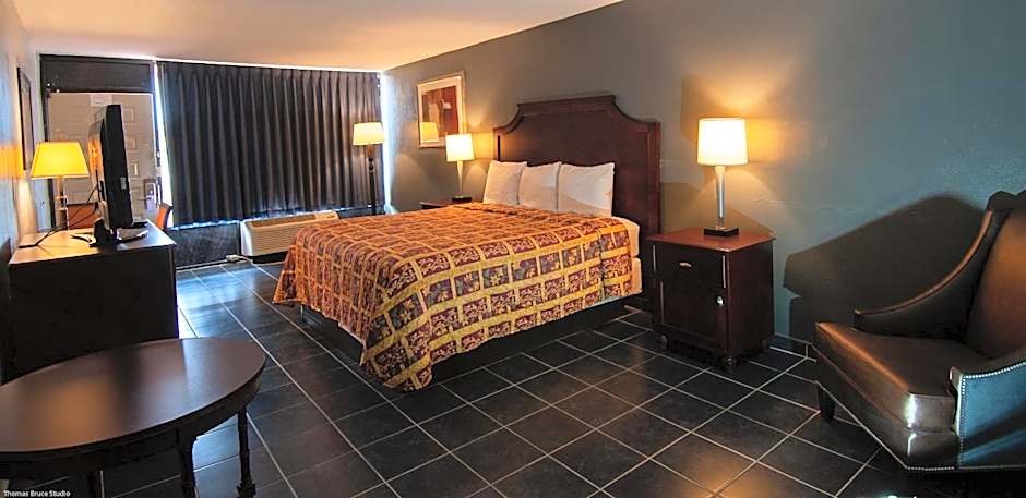 Express Inn & Suites - 5 Miles from St Petersburg Clearwater Airport