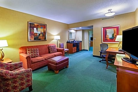  2 ROOM CORNER SUITE-1 KING BED-NONSMOKING - COMP COOKED TO ORDER BRKFST-EVENING RECEPTION - WIFI AVL-SLEEPER SOFA-MICROWAVE-REFRIGERATOR -