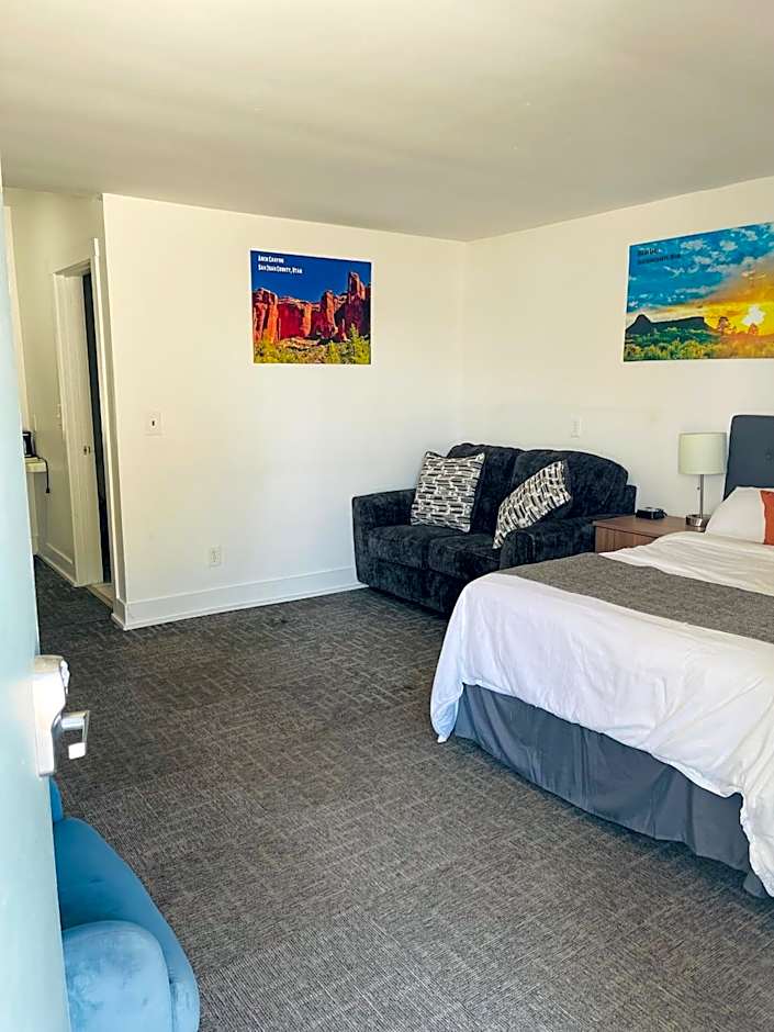 Blue Sage Inn & Suites