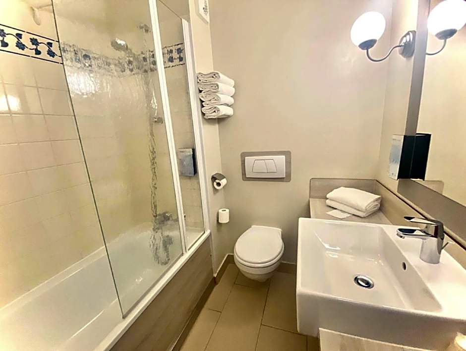 CAMPANILE VAL DE France