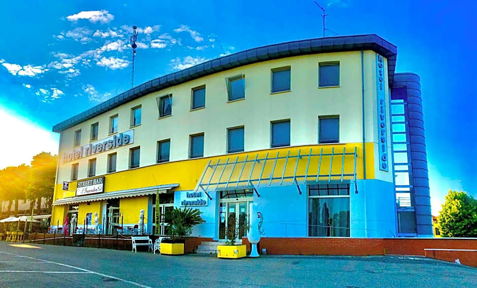 Photo 1 of 33 of Hotel Riverside