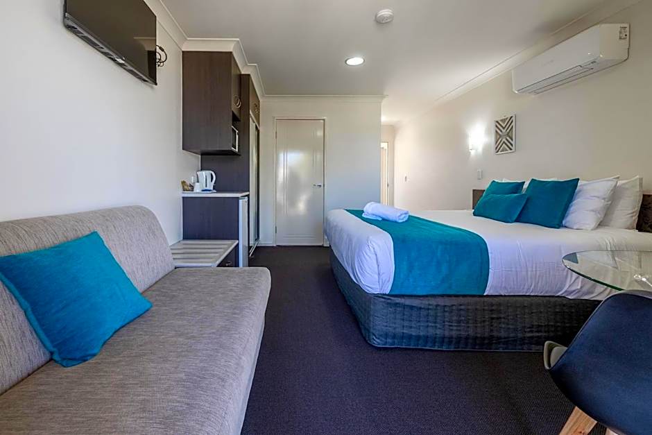 Photo 1 of 10 of 1 King Bed, Jetted Tub