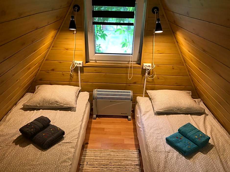 Letnisko SYMSAR 6, Drewniany domek letniskowy z ogrodem