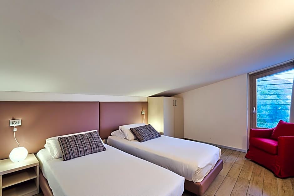 Bellagio Village - Holiday Apartments by the Lake - Seasonal Warm Pool and Sauna