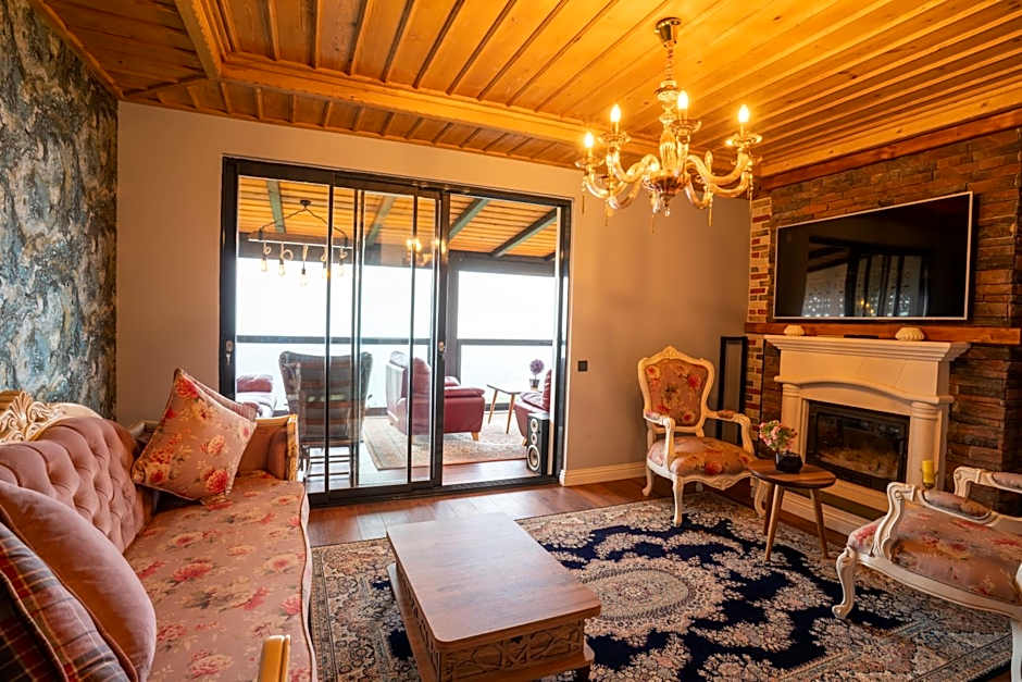 POISON GARDEN SUİTE