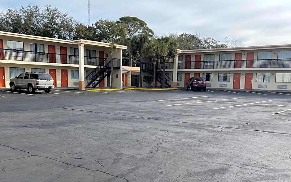 Hole Inn the Wall Hotel - Fort Walton Beach - Sunset Plaza - near Beaches & Hurlburt