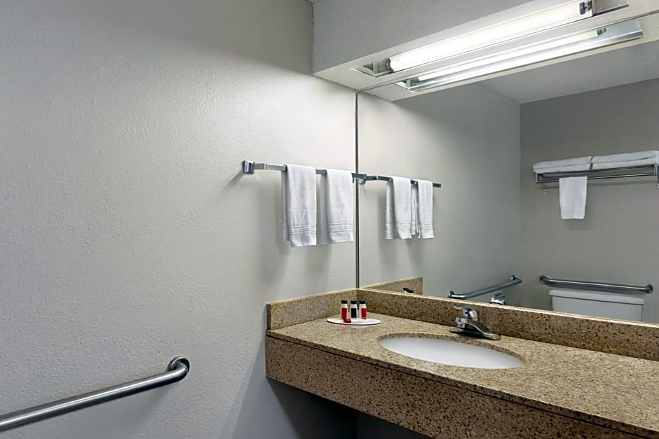 Days Inn & Suites by Wyndham Savannah Midtown