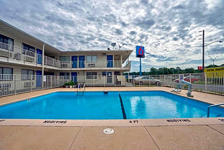 Motel 6-Lumberton, NC