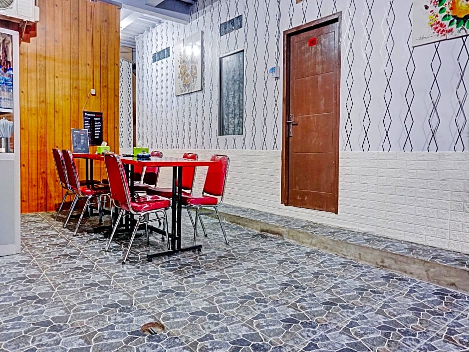 OYO 90469 Benhil Karet Tengsin