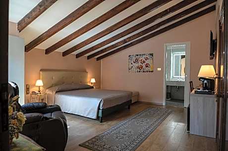 Queen Suite with Spa Bath