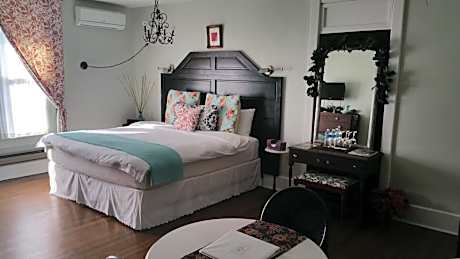 Deluxe King Room with Garden View