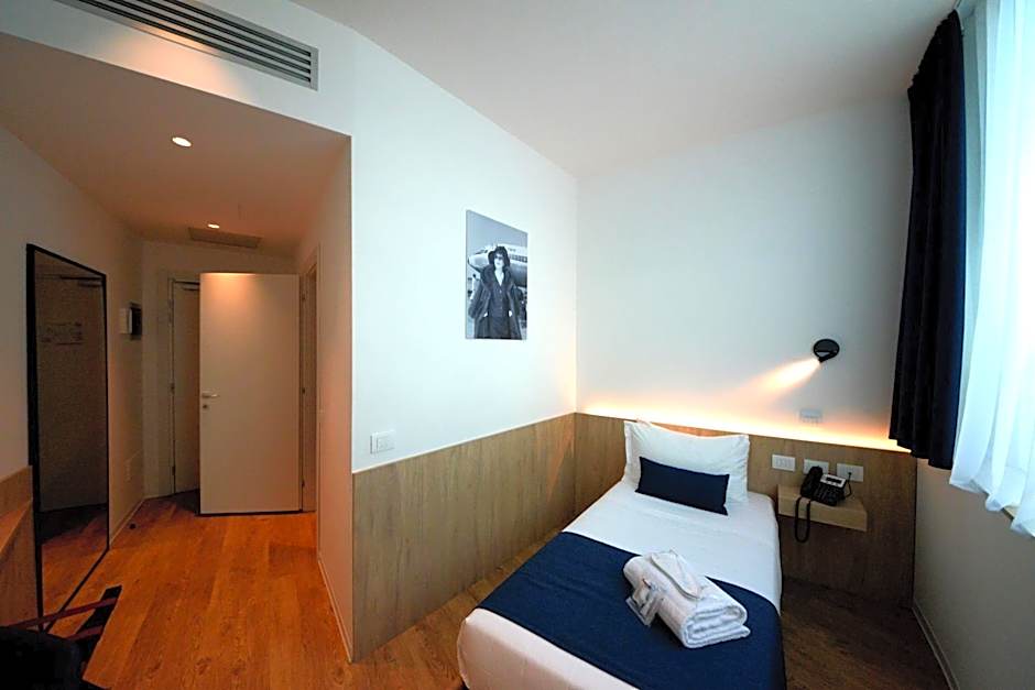 Air Rooms Rome Airport by HelloSky