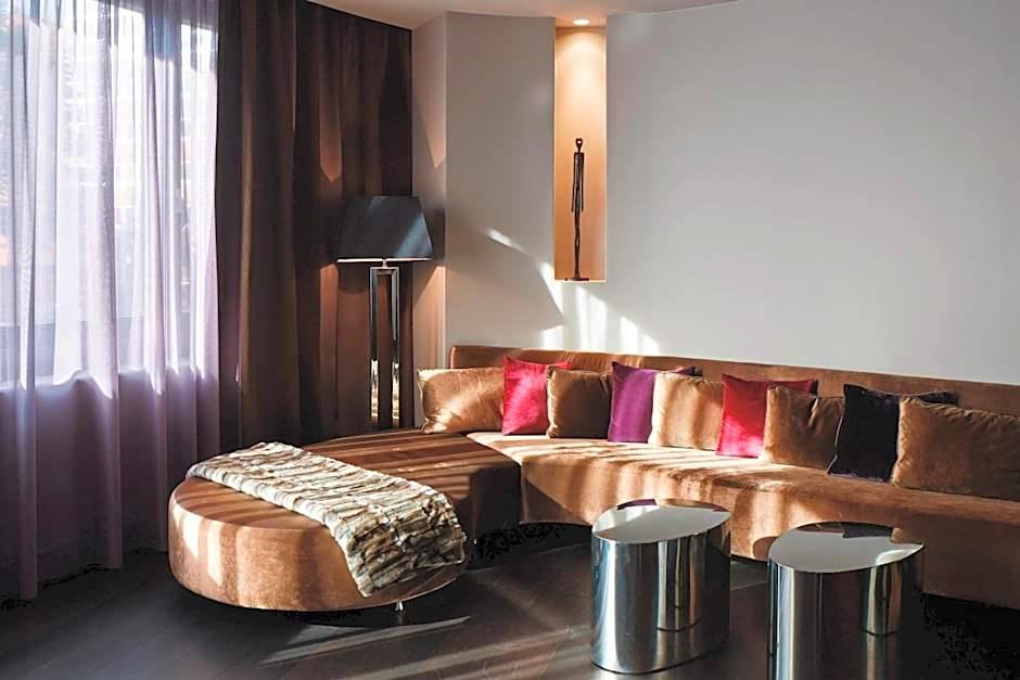 Roomers Frankfurt Central, Autograph Collection