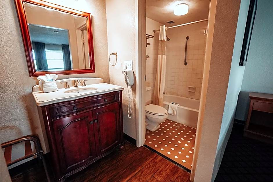 Lamplighter Inn and Suites - North