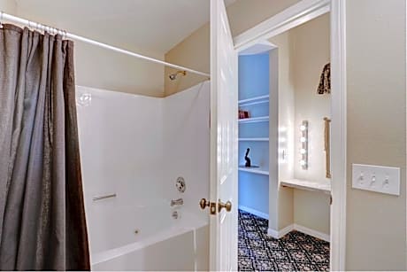 Queen Suite with Spa Bath