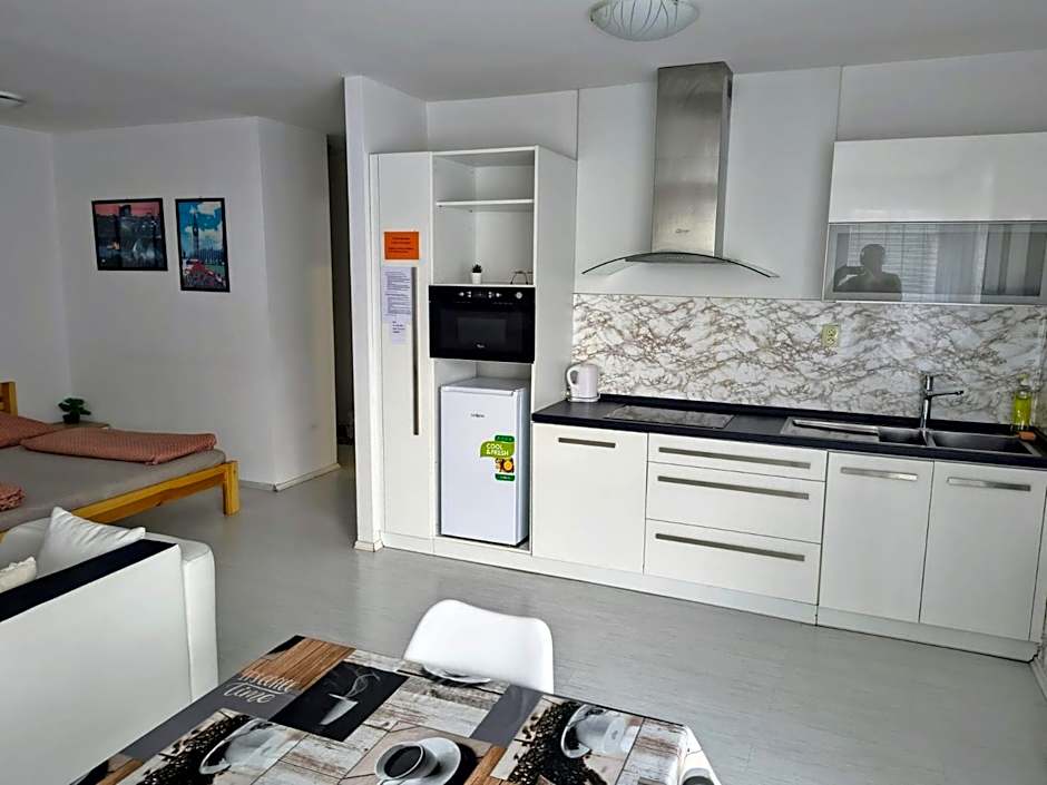 Martin City Stay - Elegant Apartment with Private Parking