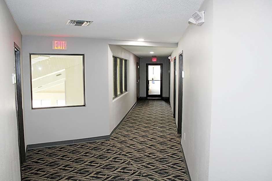 Greenlight Inn & Suites St James