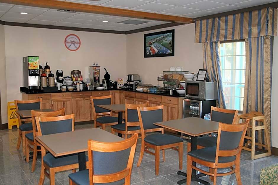 Howard Johnson by Wyndham Hattiesburg