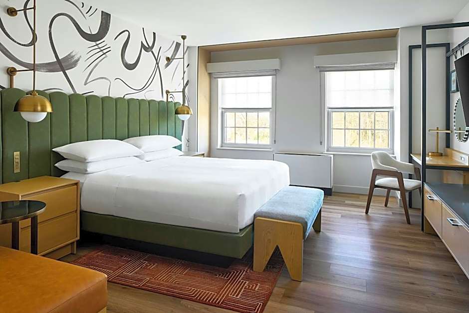 Photo 1 of 9 of Executive 1 King Bed