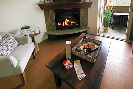 Marvellous Mountain Condo- Pets - Pool & Hot Tub managed by Little Sister Getaways