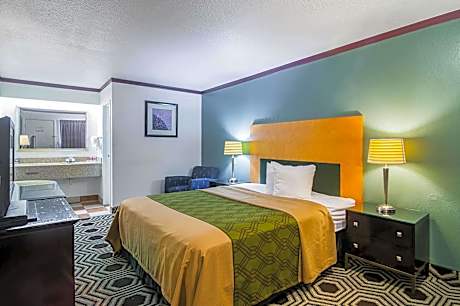 1 King Bed, Nonsmoking, Accessible