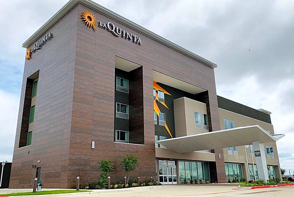 La Quinta Inn & Suites by Wyndham-Red Oak TX IH-35E