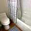 1BD+Den condo, with free parking in Downtown!