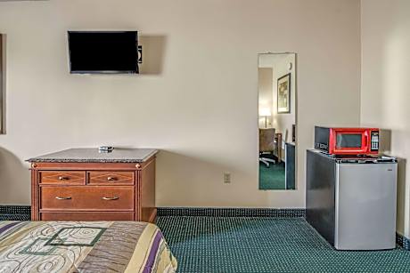 1 King Bed Nonsmoking Accessible