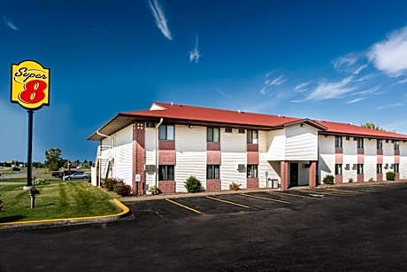 Super 8 by Wyndham Eau Claire I-94