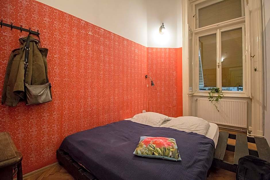 Baroque Hostel & Coworking