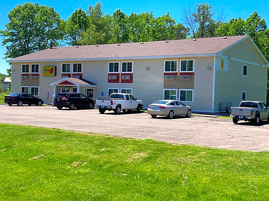 Super 8 by Wyndham Chisago City