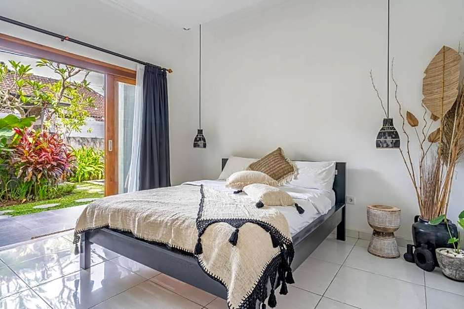 Charming 3 BR villa close Berawa beach